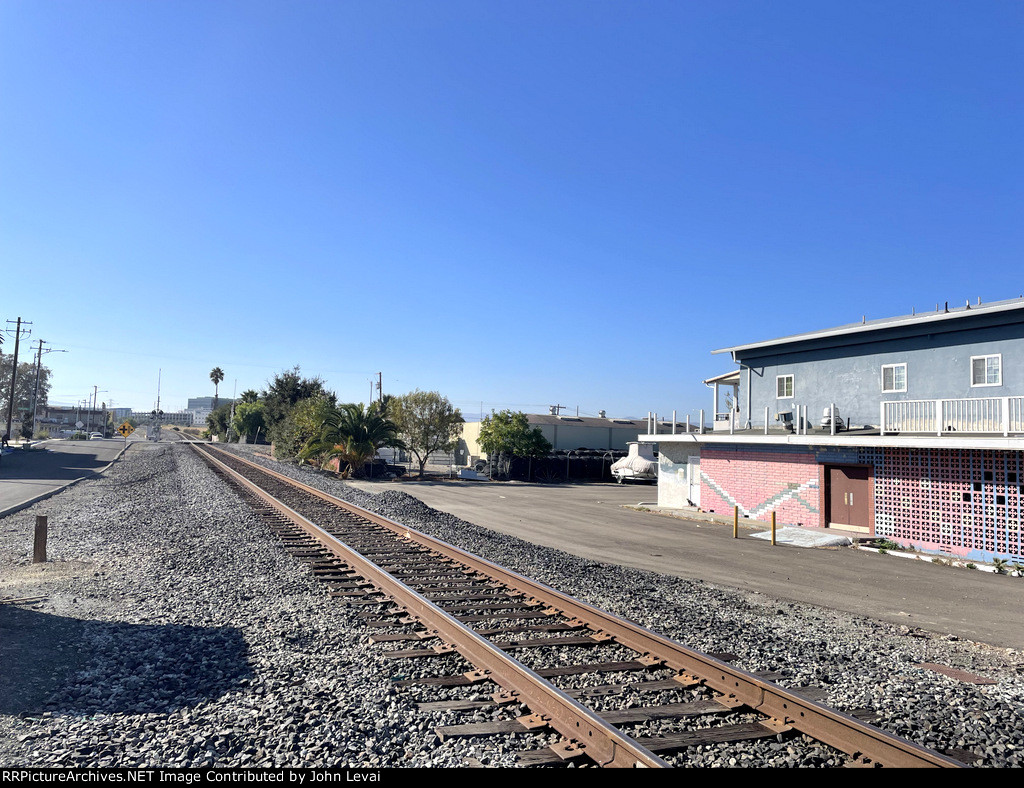 Looking south from Elizabeth St along the UP Coast Line in Alviso